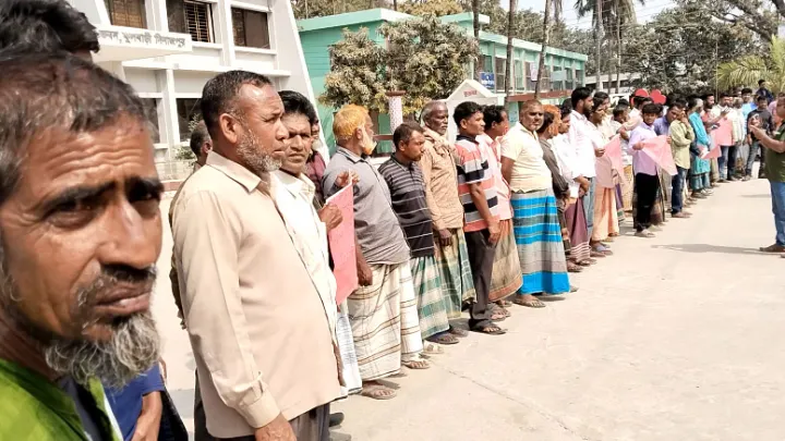 ফুলবাড়ীতে গভীর নলকুপ বে-দখলের প্রতিবাদে মানববন্ধন অনুষ্ঠিত